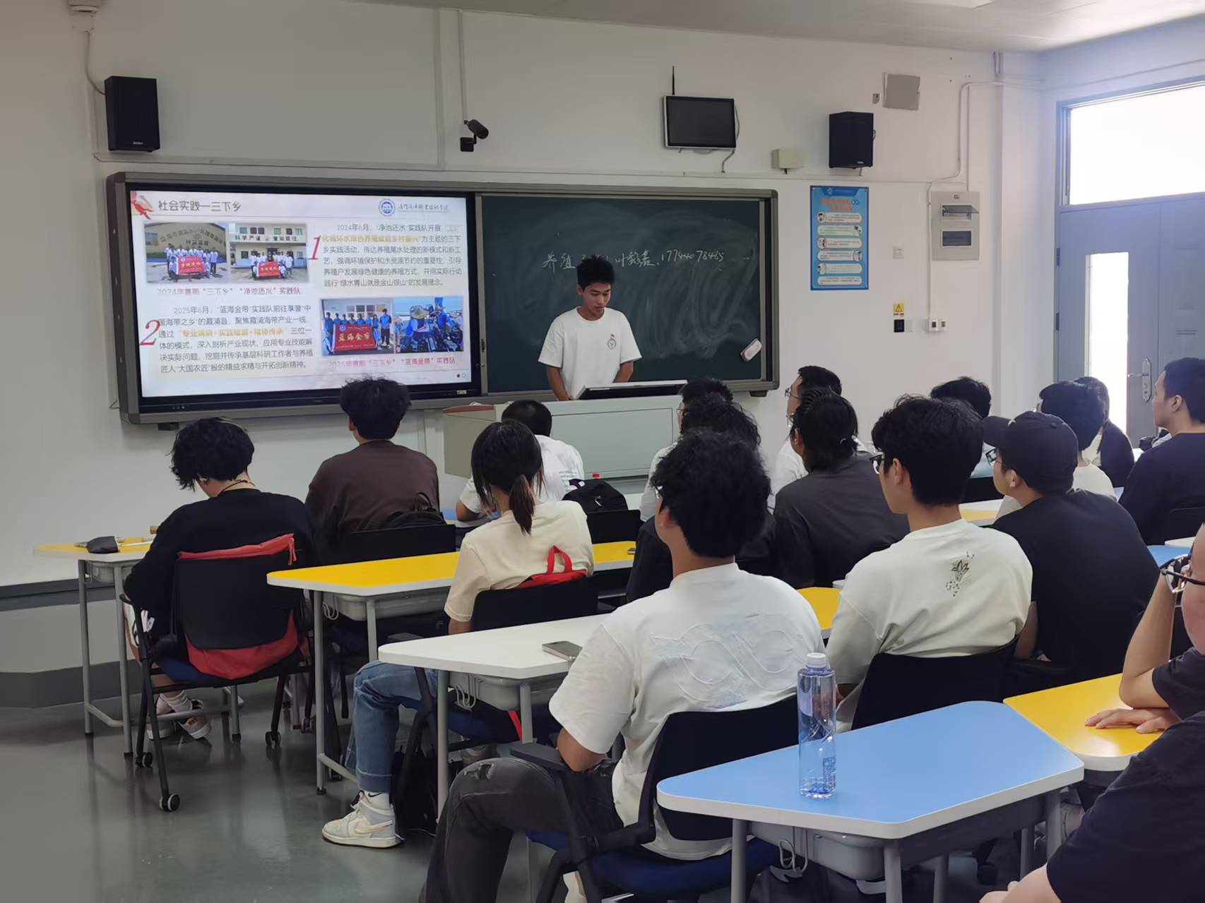 叶毅鑫为2025级水产养殖技术专业新生分享学习经验.jpg