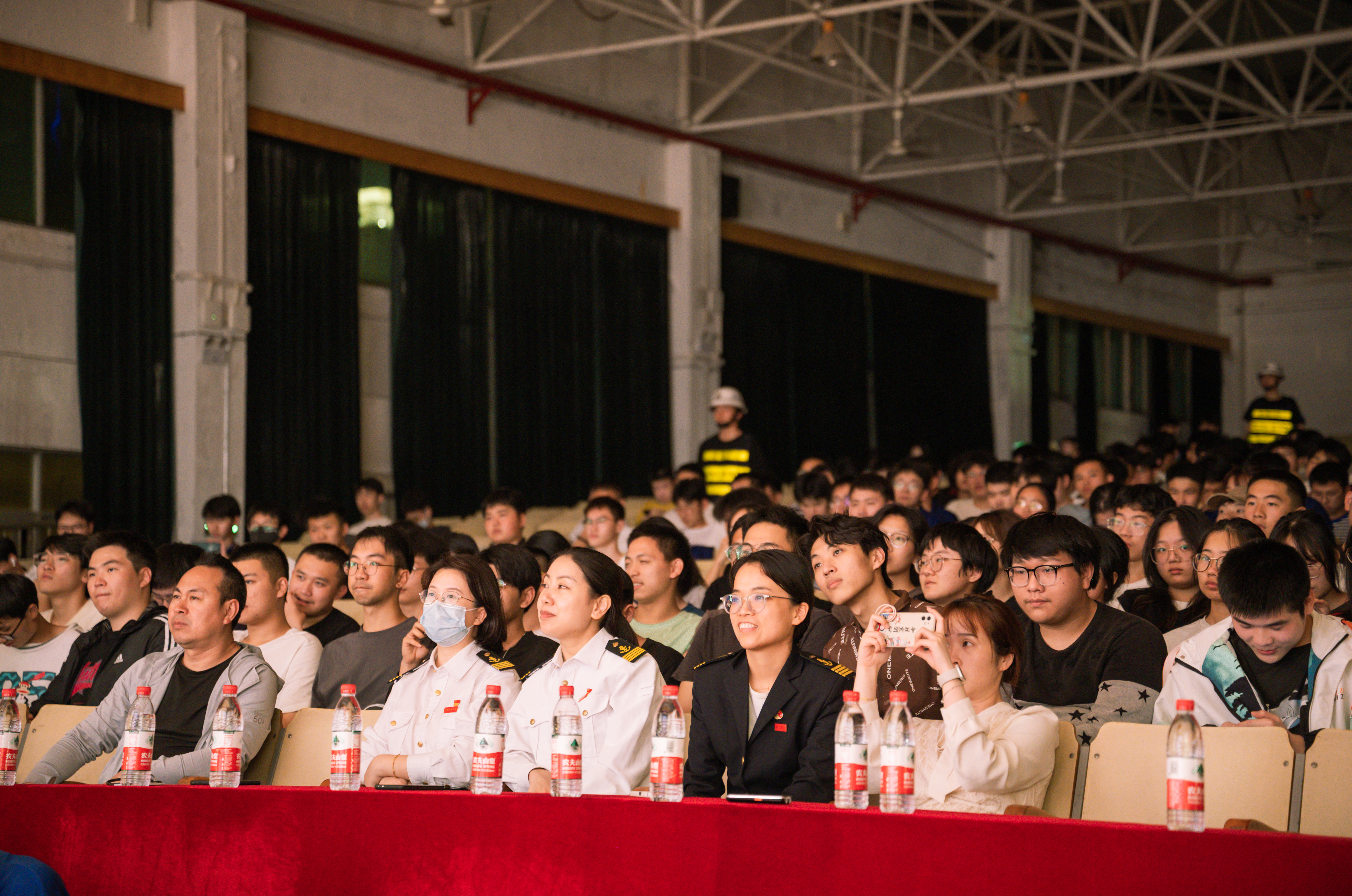 图一 师生观看高甲戏.jpg 图一 师生观看高甲戏.jpg